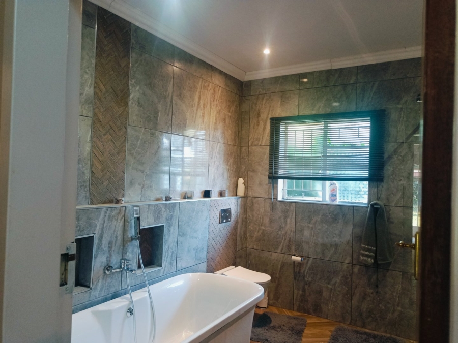 5 Bedroom Property for Sale in Wilkoppies North West